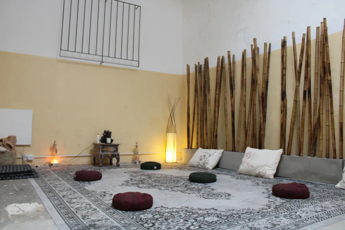 Movimiento y bienestar en un espacio luminoso con plantas